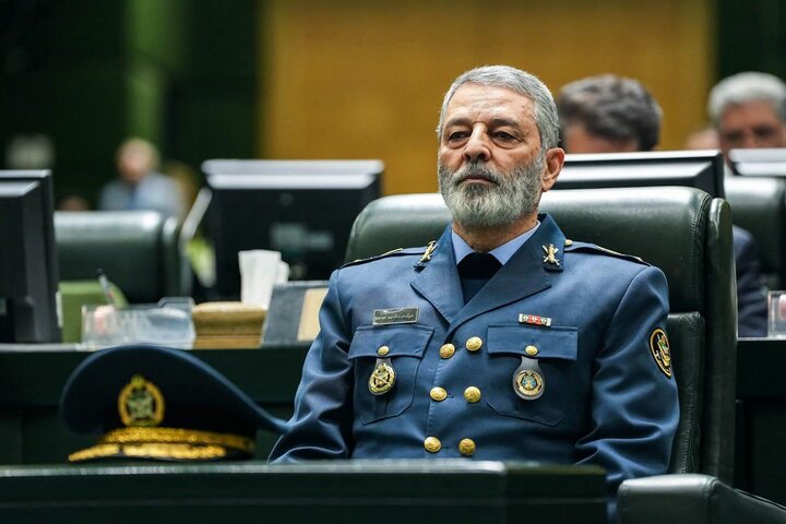 ناوهای آمریکایی در نزدیکی آبهای ایران؛ تهدید واقعی یا بازی دیپلماتیک؟ ناوهای آمریکایی در نزدیکی آب های ایران: تهدید واقعی یا بازی دیپلماتیک؟