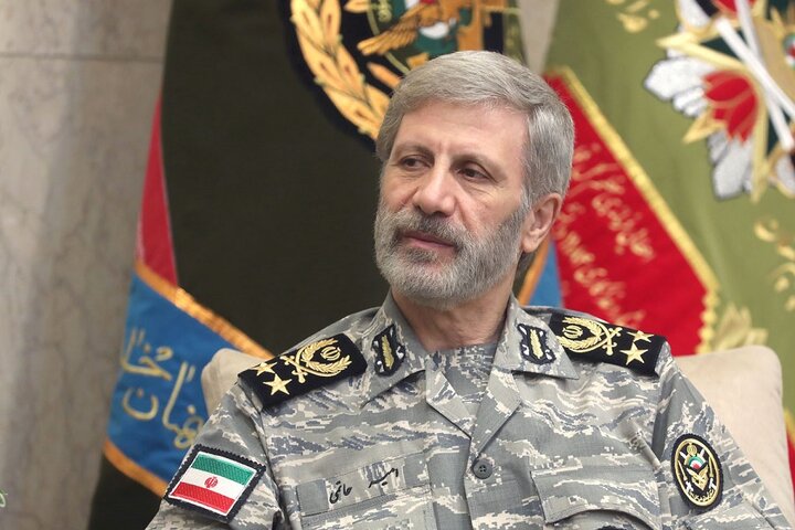 ناوهای آمریکایی در نزدیکی آبهای ایران؛ تهدید واقعی یا بازی دیپلماتیک؟ سرلشکر حاتمی: برای پاسخ قاطعانه به هرگونه شرارتی آمادهایم