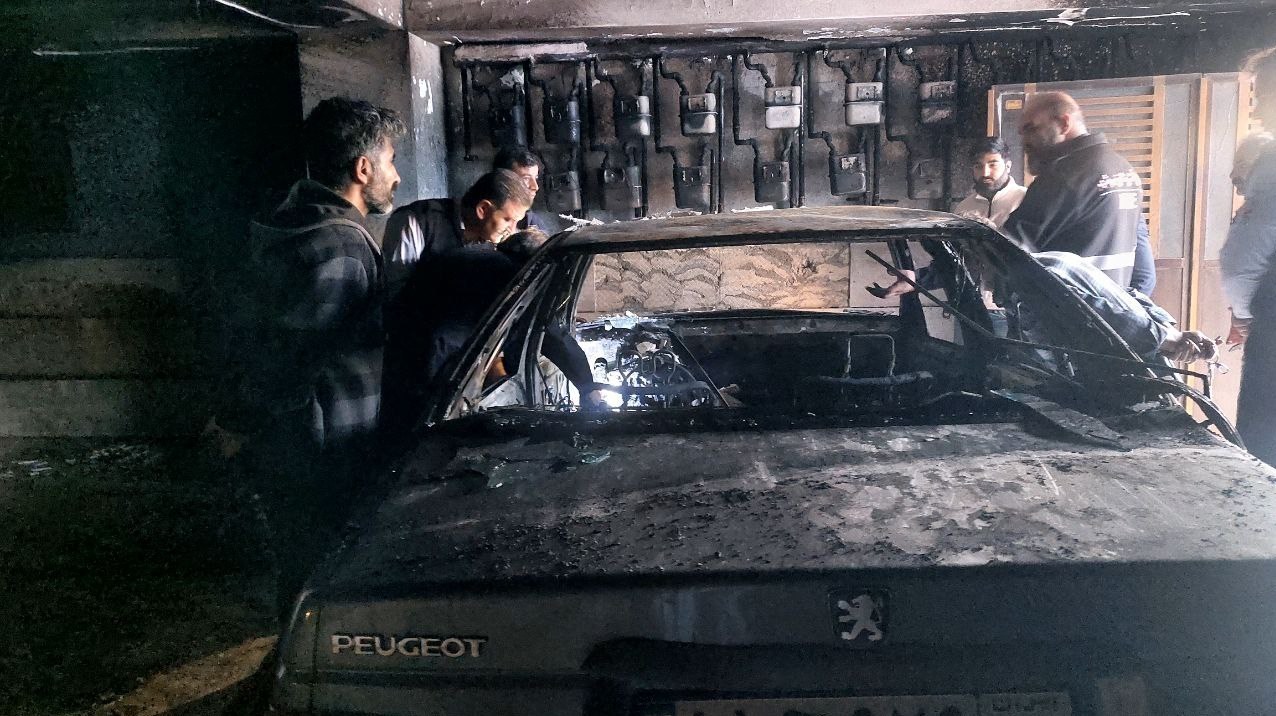 نجات معجزهآسای 50 شهروند از میان دود و آتش در نسیمشهر