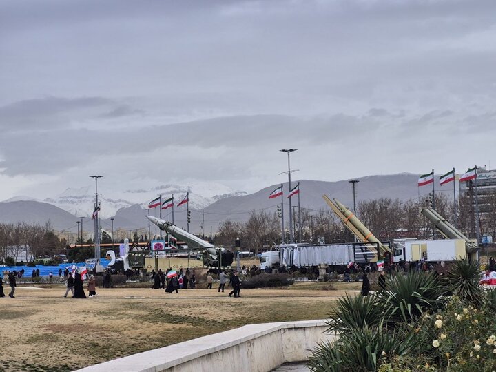 نمایش انواع موشک در مسیر راهپیمایی ۲۲ بهمن در تهران