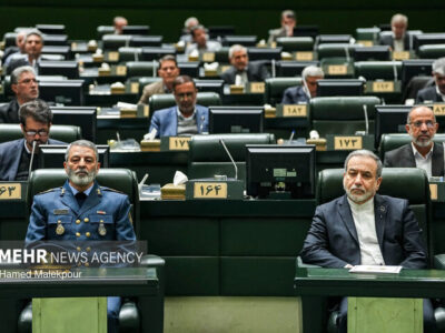 وقتی کاغذ تنها میماند؛ از منچوری تا یک قاب در مجلس