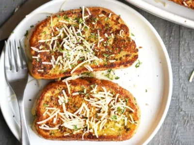 پخت تست فرانسوی خوشمزه با عطر سیر و پنیر پارمسان