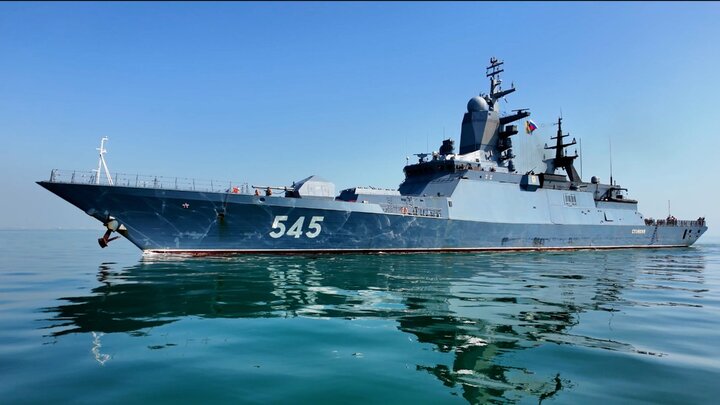 پهلوگیری ناو بالگردبر استویسکی روسیه در منطقه یکمامامت نداجا