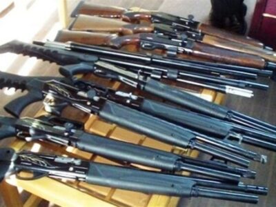 کشف 15 قبضه اسلحه از چمدان 2 مسافر اتوبوس در نی‌ریز