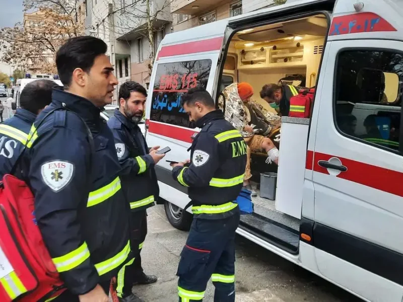 انتقال مصدومان به بیمارستان در پی حمله هوایی در شرق تهران+ عکس