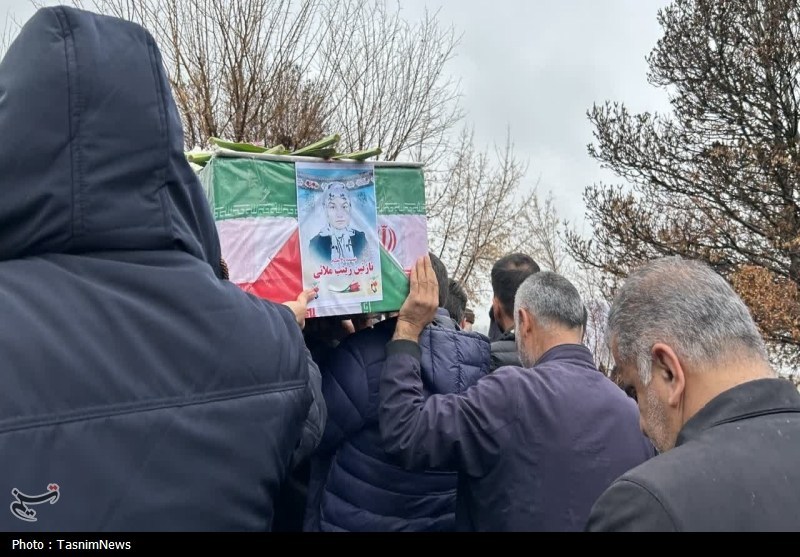 تشییع پیکر مطهر شهیده 12 ساله «نازنین زینب ملائی» در میاندوآب+تصاویر