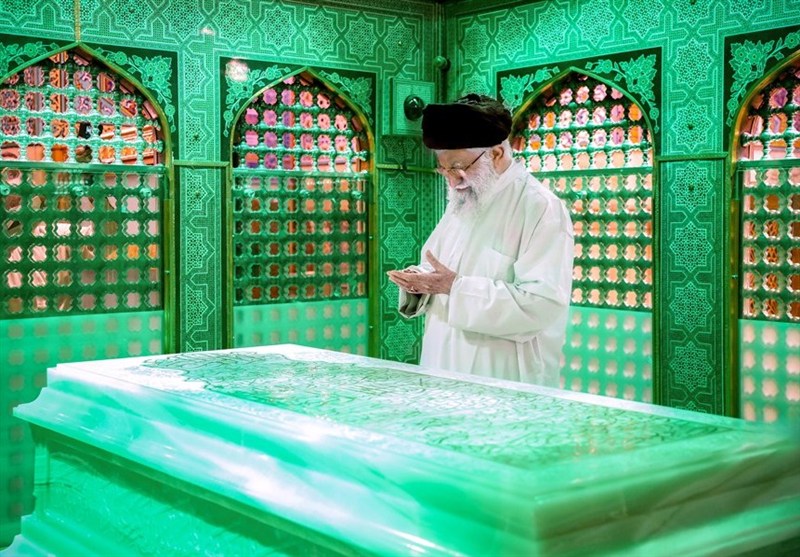 تصاویری ‌از حضور امام خامنه‌ای در آیین غبارروبی ضریح مطهر امام رضا (ع)