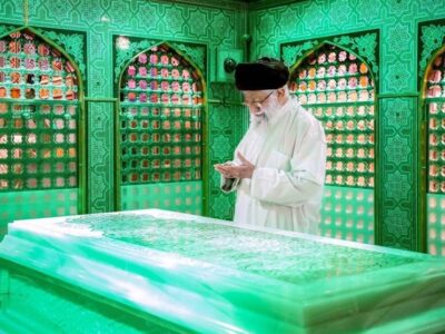 روایتی از سیره عملی رهبر شهید در غبارروبی مضجع شریف امام رضا (ع)