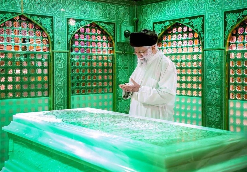 روایتی از سیره عملی رهبر شهید در غبارروبی مضجع شریف امام رضا (ع)