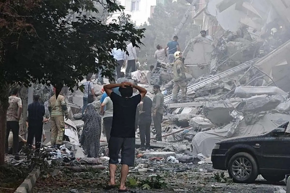 مردم همچنان در شوک هستند / وسط برگی از تاریخ رها شدهایم