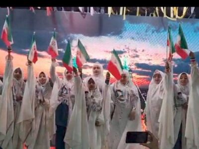 اجرای گروه سرود دختران قروه‌ای در تجمع شبانه