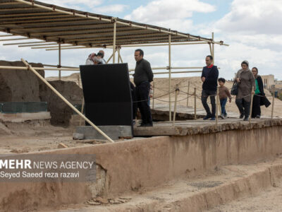 تشکیل زنجیره انسانی بر روی تپه های جهانی سیلک