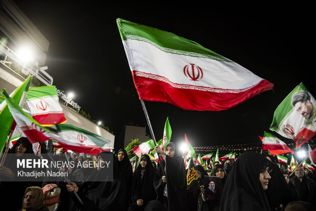 حضور مردم ایلام در خیابان زیر بارش باران