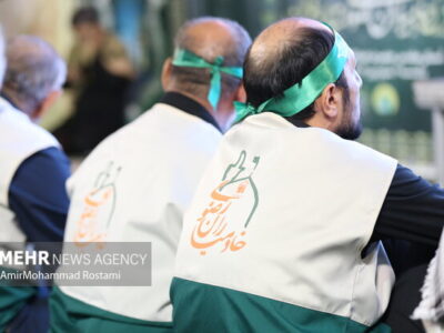 دسته خادمیاران رضوی ورامین در نمازجمعه دهه کرامت حاضر شدند
