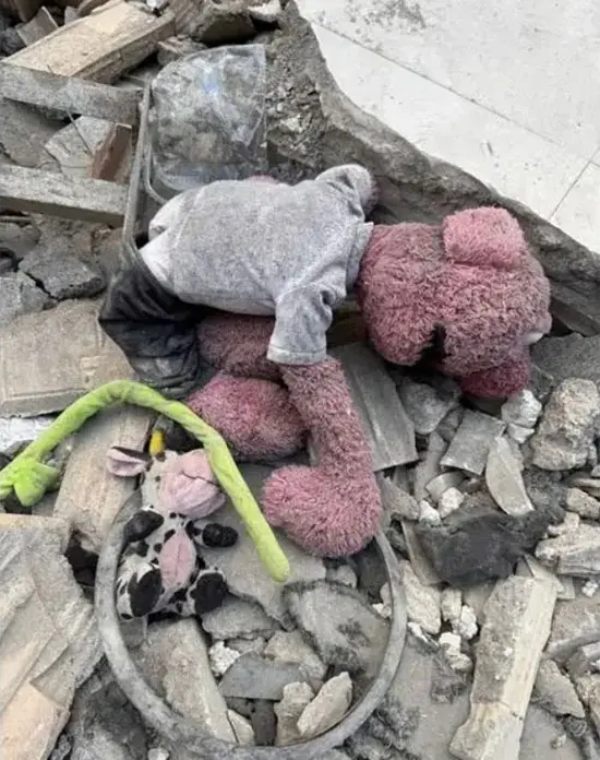 دلنوشته دردناک جناب‌خان برای عروسکش در آوار‌های جنگ