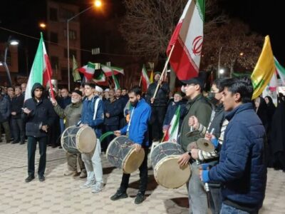 دمام‌زنی و سنج‌کوبی جوانان بیجاری در اجتماع مردمی