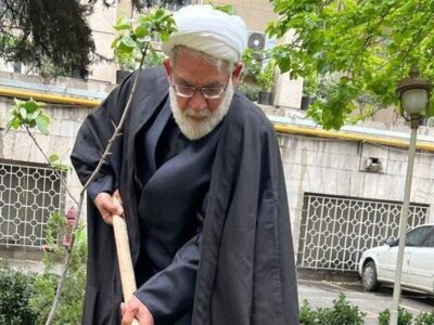 رئیس دیوان عالی یک اصله نهال مثمر در دادگستری کاشت