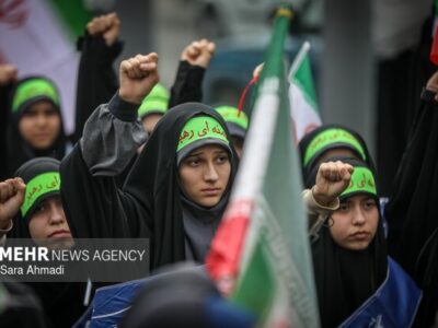 روایتی از نوجوانان انقلابی مشهد در اجتماع «بزرگ مشت های گره کرده» 