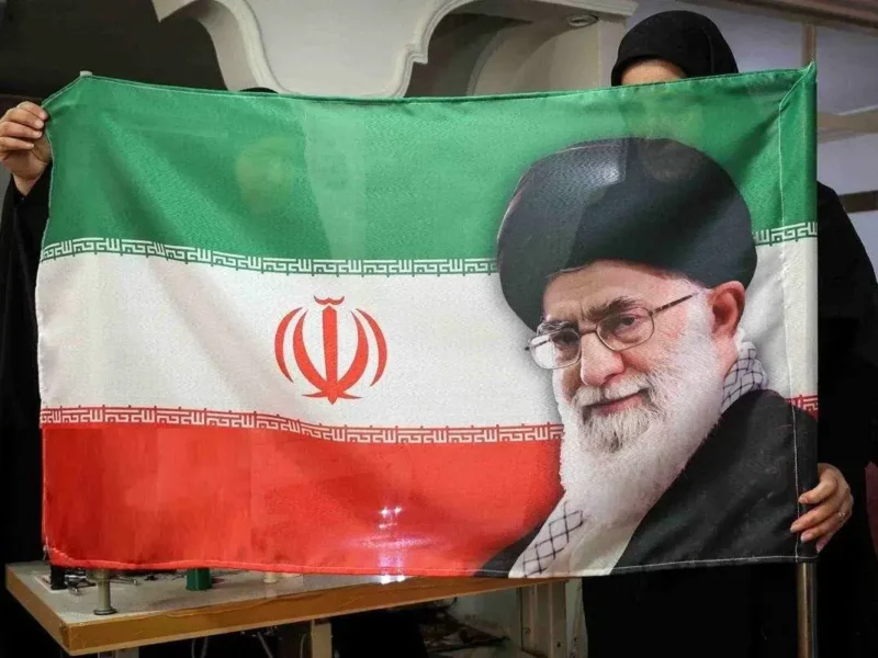 رونمایی از پرچم ایران با خاک رنگی جزیره هرمز+ عکس