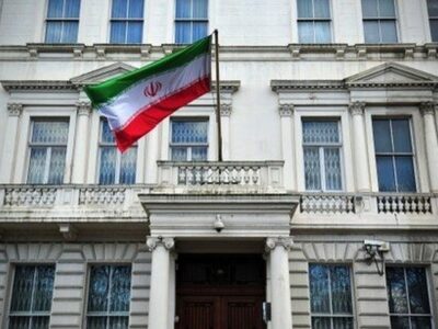 سفارت ایران: انگلیس در سمت درست تاریخ بایستد / ایران در حال دفاع از خود است