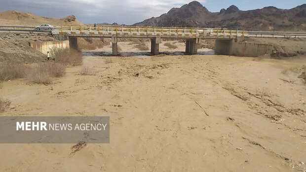 سیلاب چند مسیر ارتباطی در مهران و دهلران را مسدود کرد