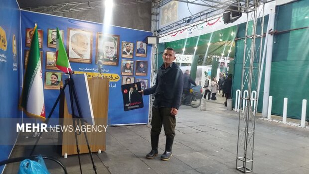 صدای لرزان قامت استوار؛ روایت مهر از کارگری که هر شب در میدان است