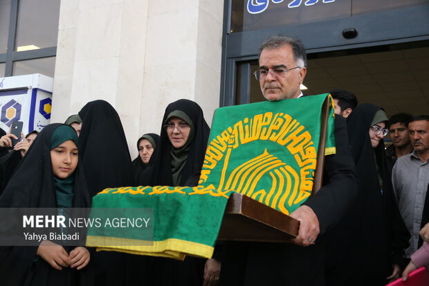 مراسم استقبال از خادمین و پرچم متبرک حرم رضوی در کرمانشاه