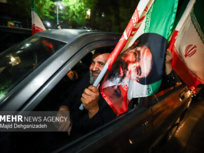 مردم دارالعباده یزد زیر بیرق امام رضا(ع) در سنگر خیابان حاضر هستند