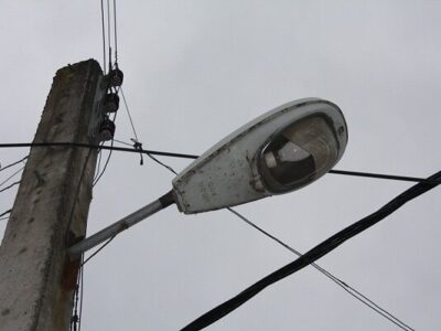 مزاحمت تیرهای برق در جورقان؛ بلاتکلیفی میان اداره برق و شهرداری