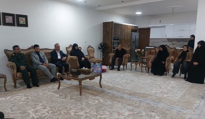 مسئولان کنگان با خانواده شهید جنگ رمضان دیدار کردند