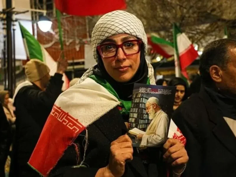 نوشته جالب دختری در تجمع میدان انقلاب+ عکس