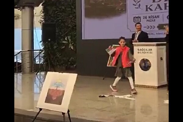 یادبودشهدای دانش‌آموز میناب/کودکان ترکیه‌ای تصاویر ترامپ را پاره کردند