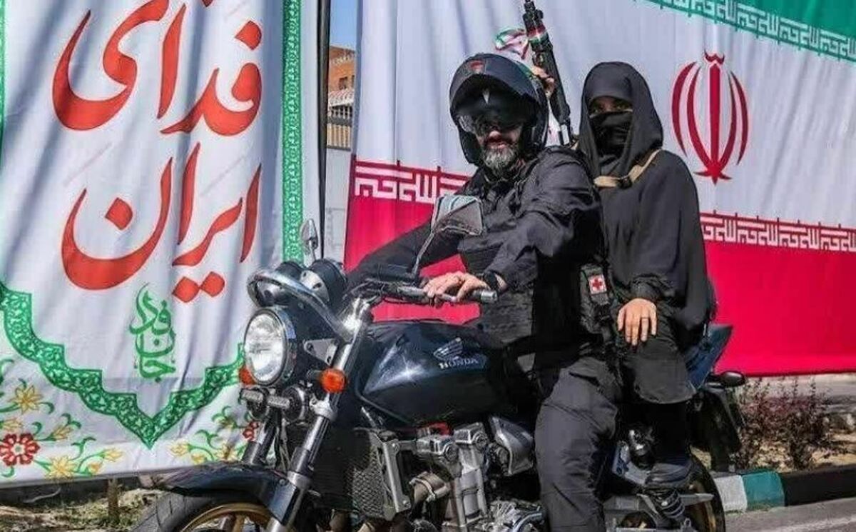 یک تصویر متفاوت/ بانوی مسلح روی موتور در میادین تهران + عکس