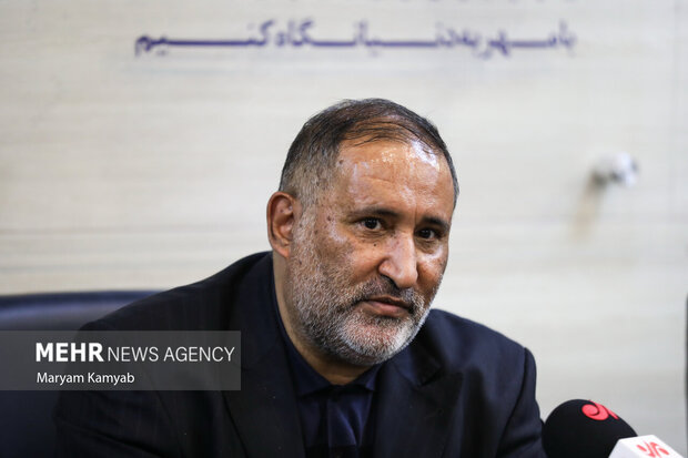 تجلیل مرکز پاسداشت زبان فارسی از سیاسیون؛ پیام رهبر راهگشا شد