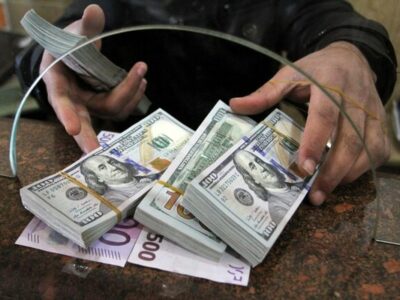 فروش دلار توسط شعب برخی بانکها / بانک مرکزی پس از شوک قیمتی به بازار دست به کار شد