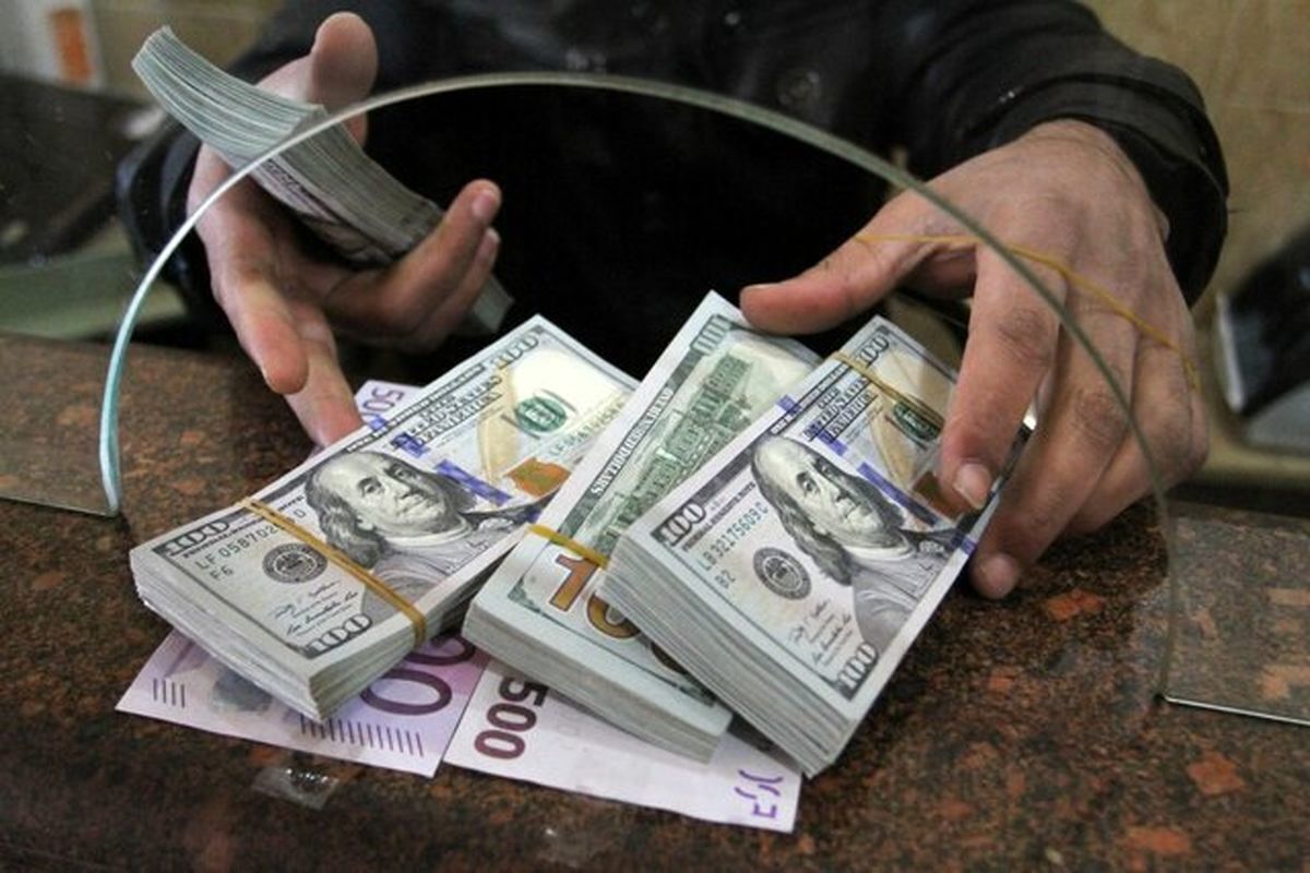 فروش دلار توسط شعب برخی بانکها / بانک مرکزی پس از شوک قیمتی به بازار دست به کار شد