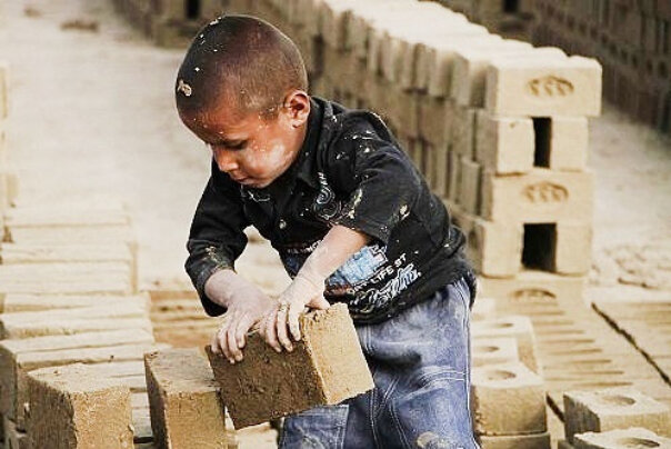 کودکان کار گیلان زیر ذره‌بین؛ وقتی مردم جای خالی را پر می کنند