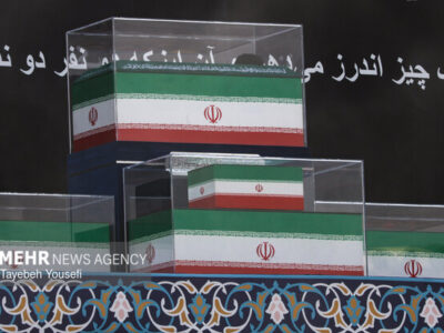 آیت‌الله سبحانی بر پیکر مطهر رهبر شهید انقلاب اقامۀ نماز می‌کنند