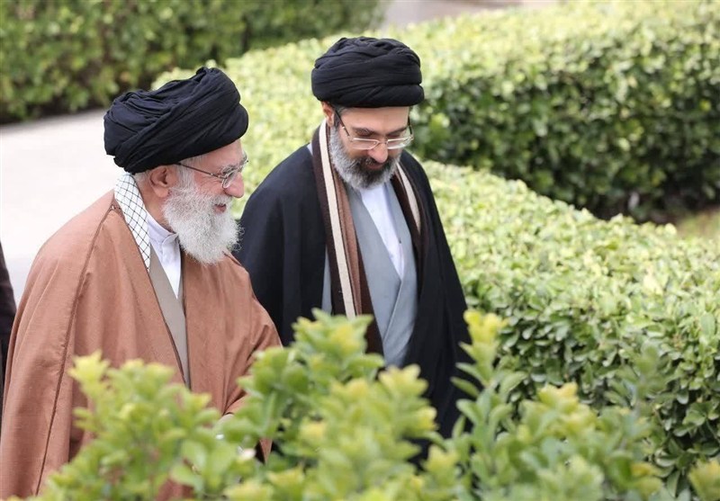 گزارش میدانی تسنیم از مراسم وداع و تشییع مردم ولایتمدار با امام شهید در مشهد گزارش میدانی تسنیم از مراسم وداع و تشییع مردم ولایتمدار با امام شهید در مشهد