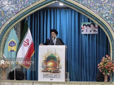 آیت‌الله حسینی: ایران با قدرت در برابر آمریکا ایستاده است