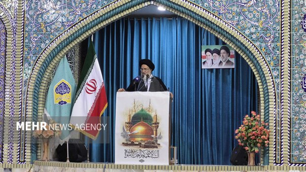 آیت‌الله حسینی: ایران با قدرت در برابر آمریکا ایستاده است