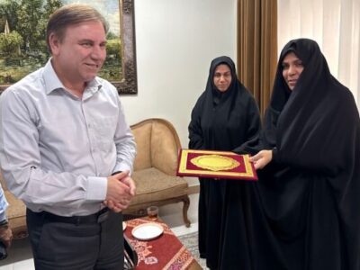 دیدار استاندار بوشهر با خانواده شهیدان درودگاهی در جزیره خارگ