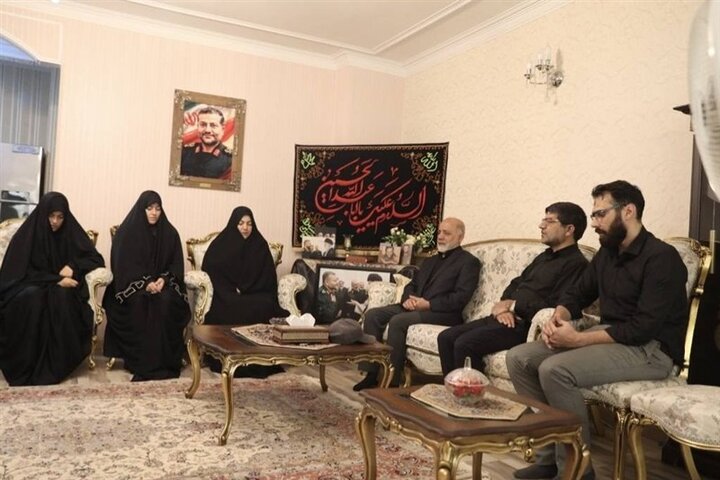 سرلشکر عبداللهی با خانواده شهید غلامرضا سلیمانی دیدار کرد