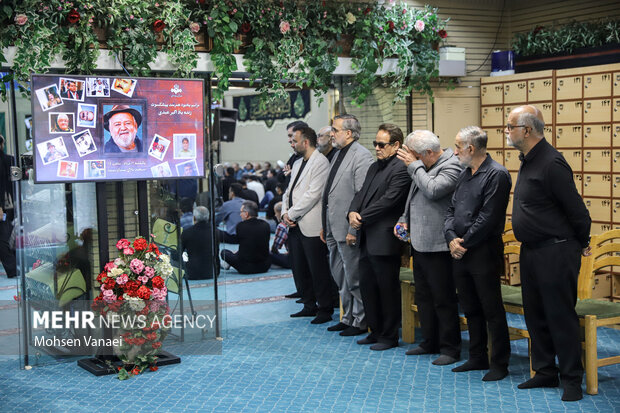 مراسم یادبود اکبر عبدی برگزار شد؛ پخش سریال‌ها بعد از صفر