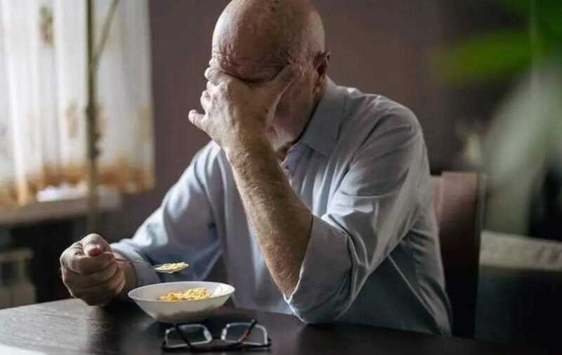 چرا آدم‌های تنها بیشتر در معرض کمبود ویتامین هستند؟