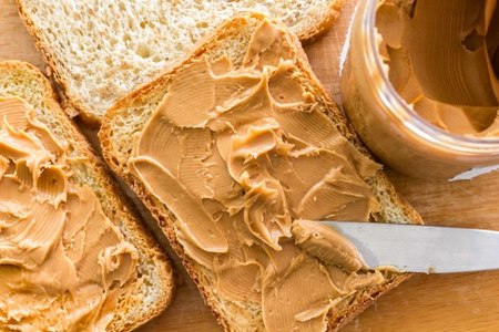 کره بادام زمینی چاق می‌کند یا لاغر؟ هر آنچه باید درباره مصرف آن بدانید