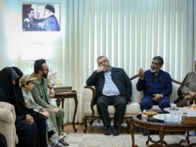 دیدار اعضای دفتر حفظ آثار رهبر شهید انقلاب با خانواده شهید تنگسیری