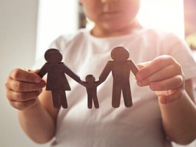 فرزندخوانده چه زمانی می‌تواند نام والدین واقعی خود را بداند؟