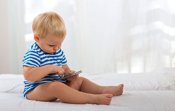 موبایل را ابزار سرگرم کردن و ساکت کردن کودک نکنیم